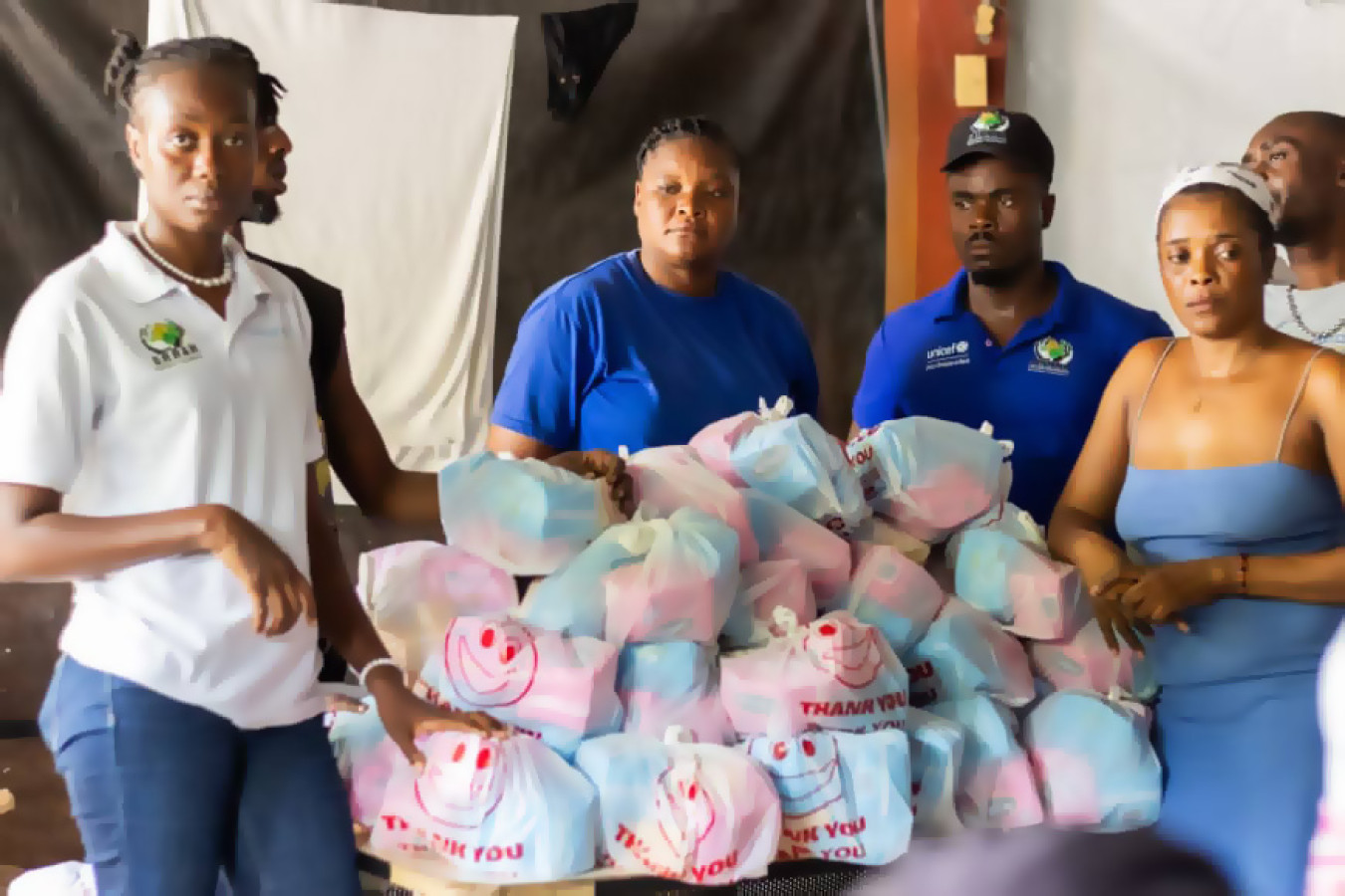 Après avoir reçu des séances de sensibilisation sur l’hygiène menstruelle, plus de 96 filles et femmes en âge de menstruation ont reçu des kits d’hygiène menstruelle sur le site de Chambo.