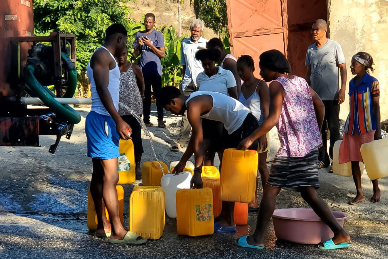 Distribution eau de service à l'École Baptiste de Bois Pain / Lascahobas
