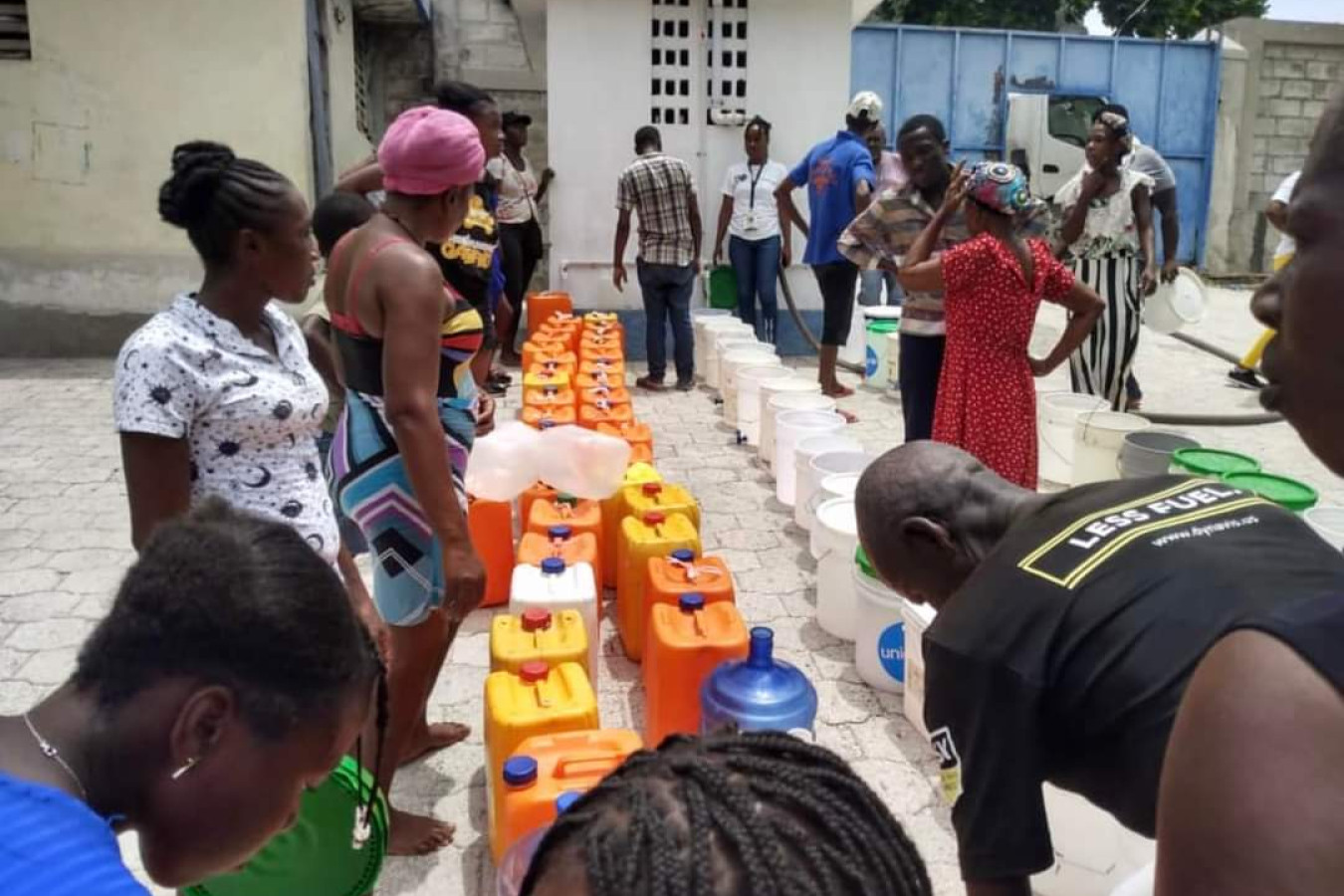 L'équipe WASH SERVICES CENTERS de ORRAH est entrain de distribuer 1500 gallons d'eau potable au profit des déplacées sur les sites 1 et 2 de..