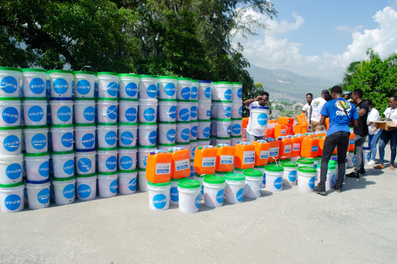 ORRAH en partenariat avec UNICEF Haiti poursuivent avec la réponse d’urgence WASH aux personnes déplacées, dans le cadre du projet “WASH Services Centers (WSC)”.