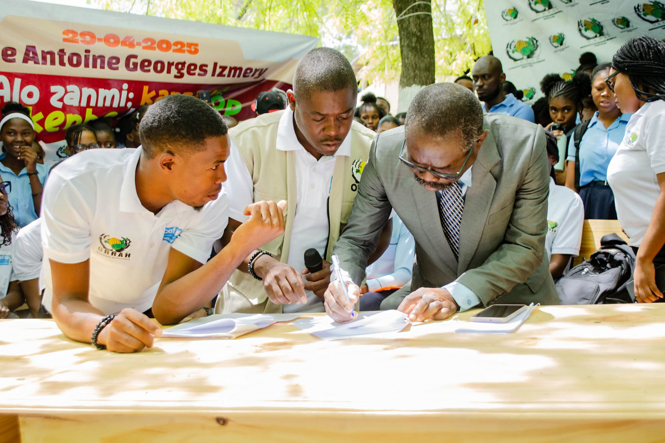 Remise des travaux de réhabilitation du Lycée Antoine et Georges Izmery et campagne de promotion d’hygiènes.